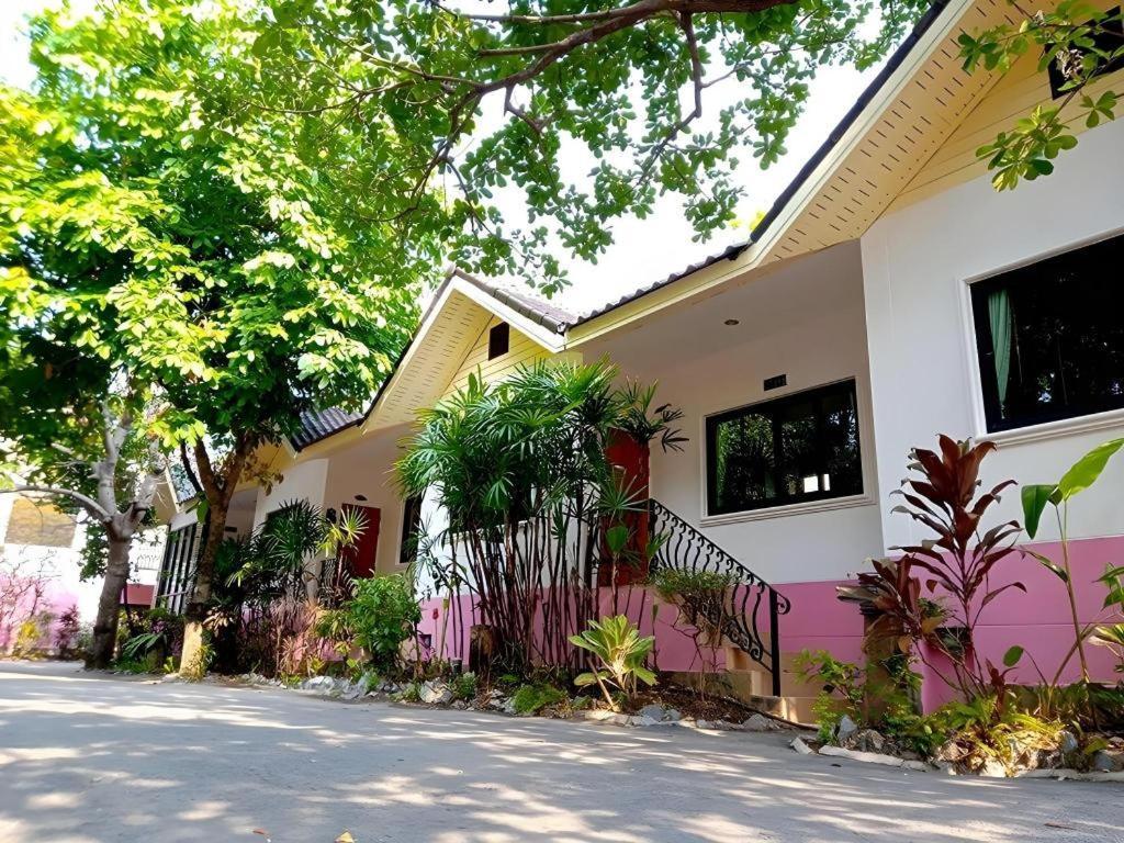 Chayada Garden House And Resort Hotel Накхонратчасима Экстерьер фото